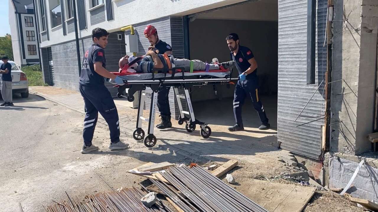 Otoparkta can pazarı! Kriko kaydı, 1,5 tonluk aracın altında kaldı 4